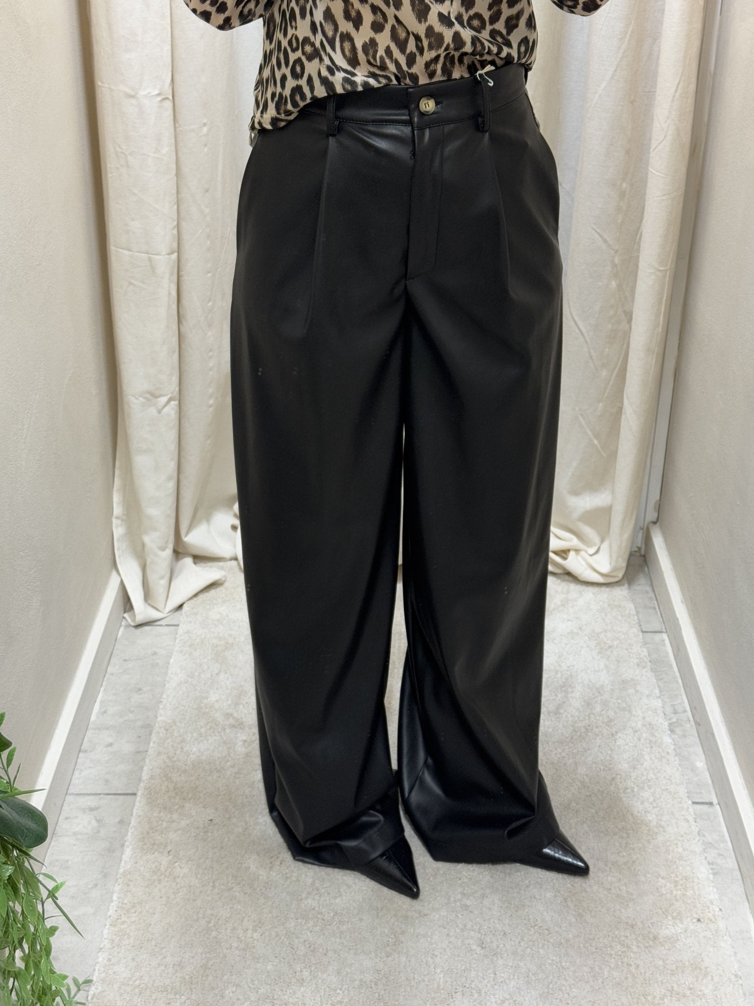Pantalone sartoriale in ecopelle con pinces Tensione In - GiuGiò | Shop online