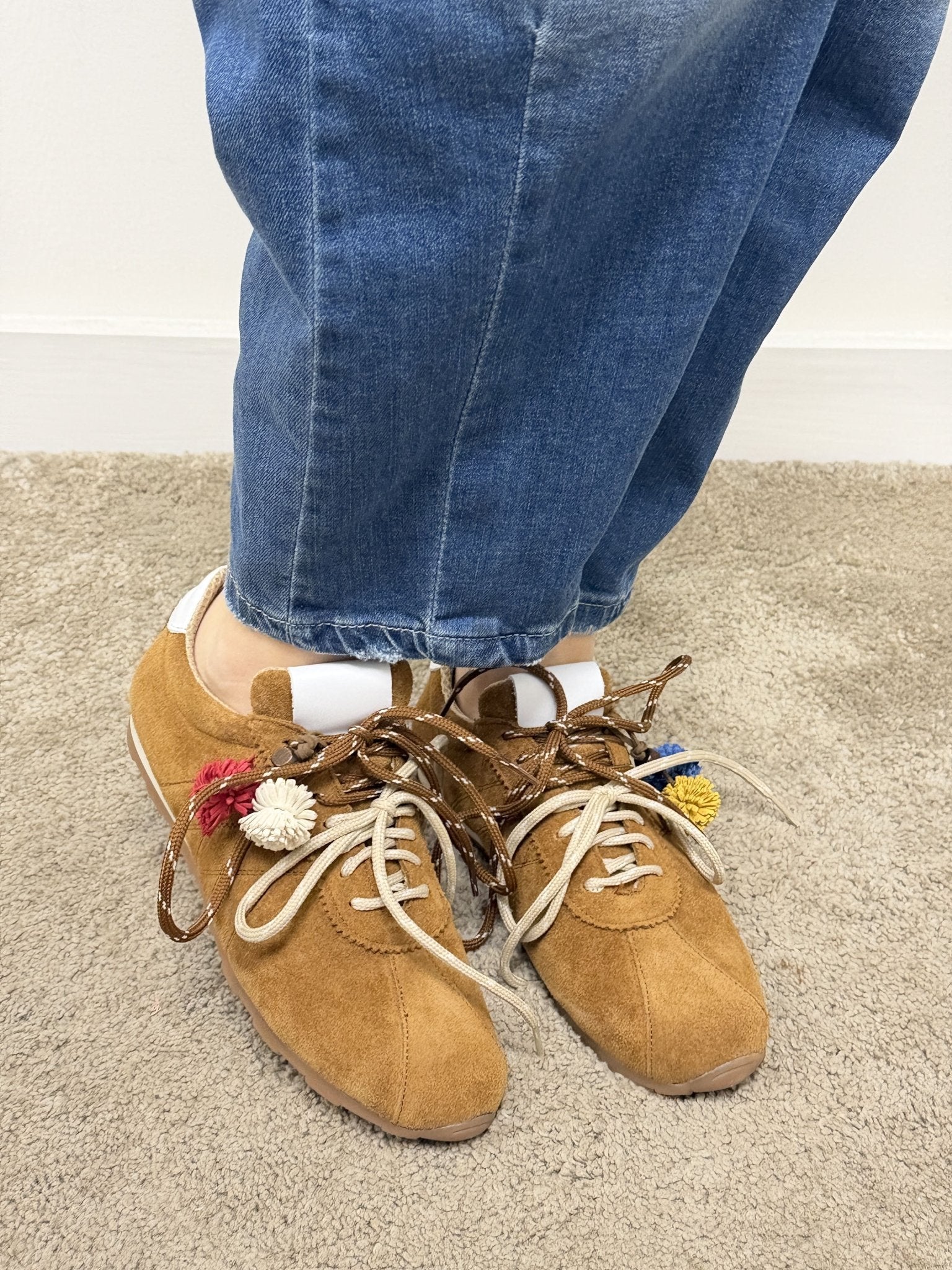 Sneakers in crosta con doppio laccio e ponpon Via Mondana - GiuGiò | Shop online