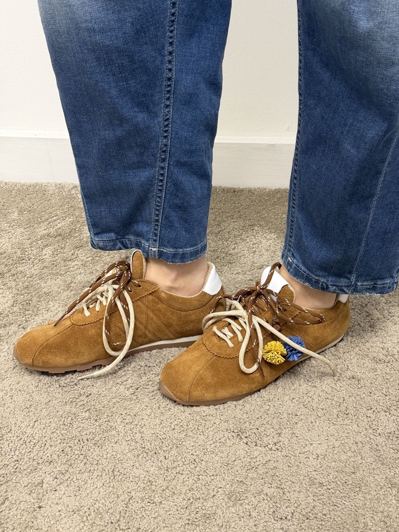 Sneakers in crosta con doppio laccio e ponpon Via Mondana - GiuGiò | Shop online