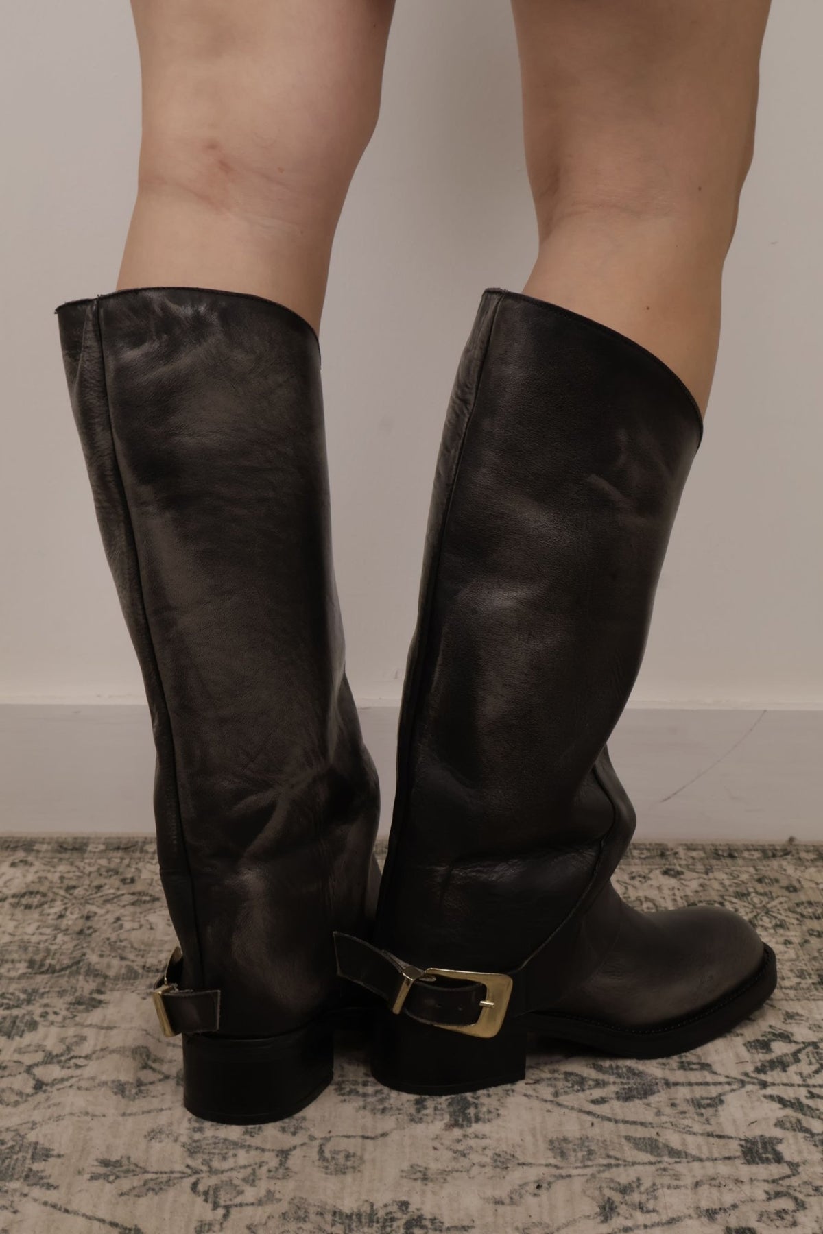 Stivale asport punta quadrata con gambale taglio V Divine Follie - GiuGiò | Shop online