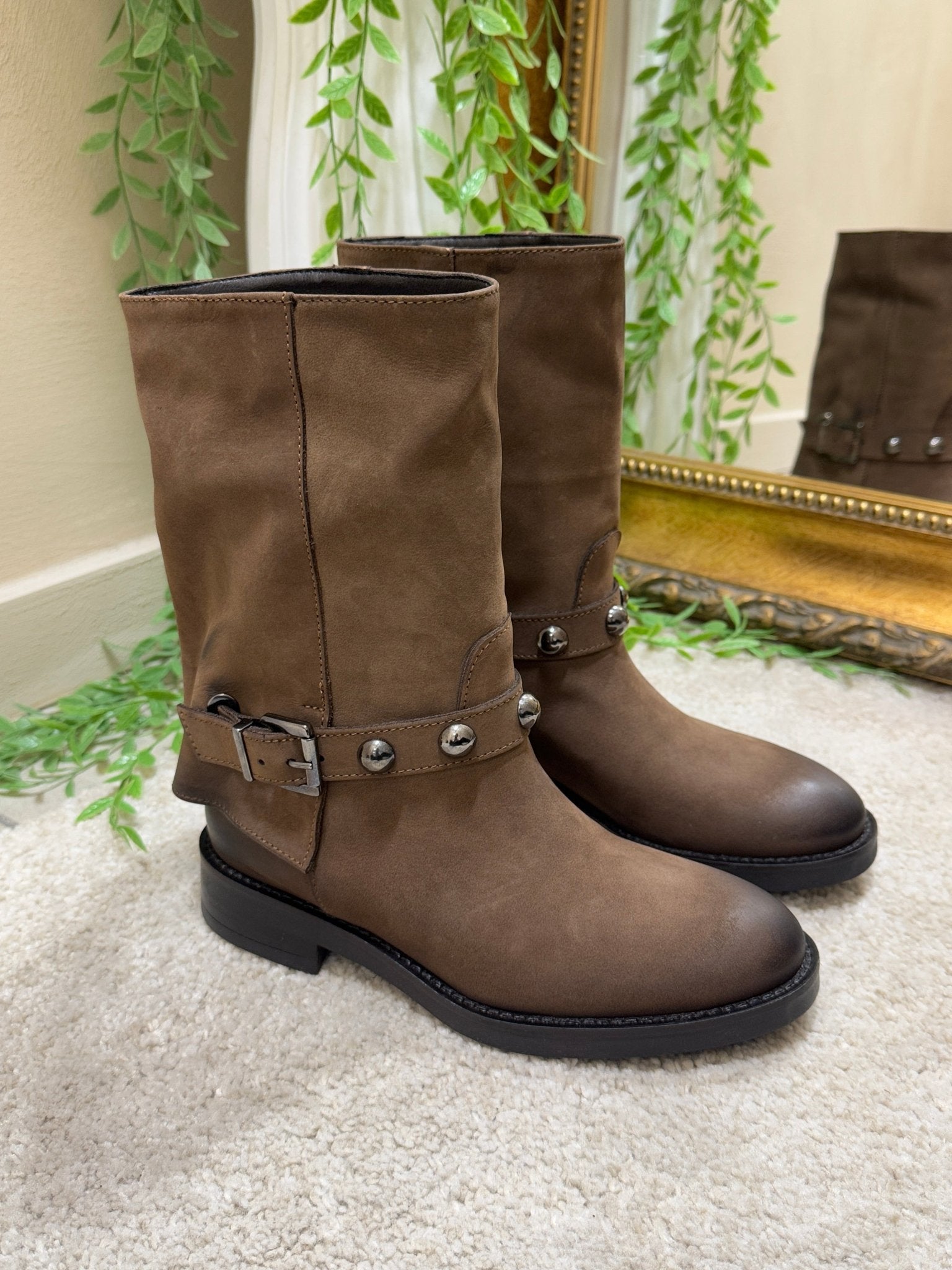Stivale cavallerizzo basso in nabuk con fibbia Noa - GiuGiò | Shop online