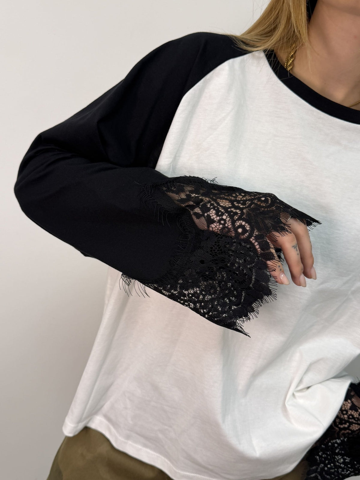 T-Shirt baseball girocollo con pizzo sui polsi Tensione In - GiuGiò | Shop online