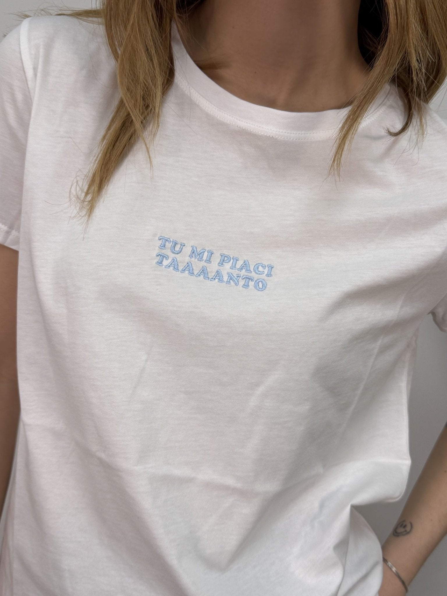 T-Shirt girocollo con ricamo "Tu mi piaci taaanto" VICOLO - GiuGiò | Shop online