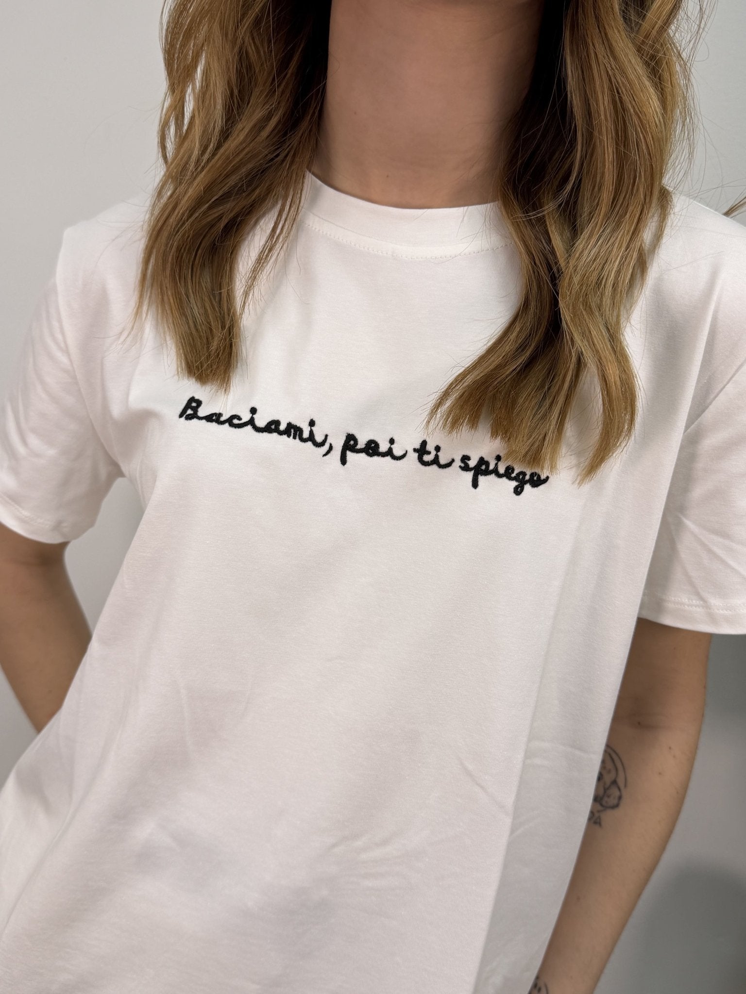 T-Shirt girocollo ricamo "Baciami poi ti spiego" MYD - GiuGiò | Shop online