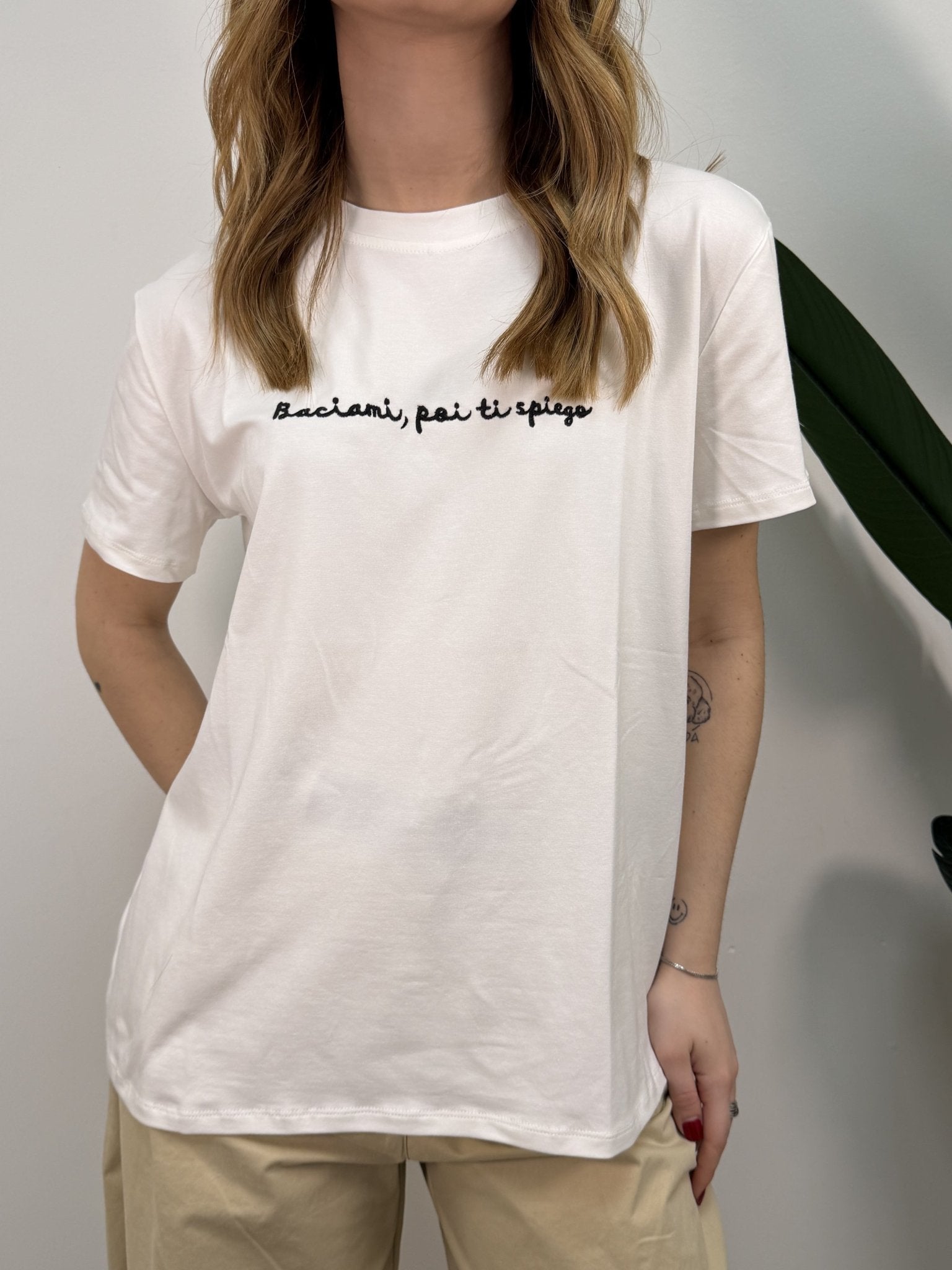 T-Shirt girocollo ricamo "Baciami poi ti spiego" MYD - GiuGiò | Shop online