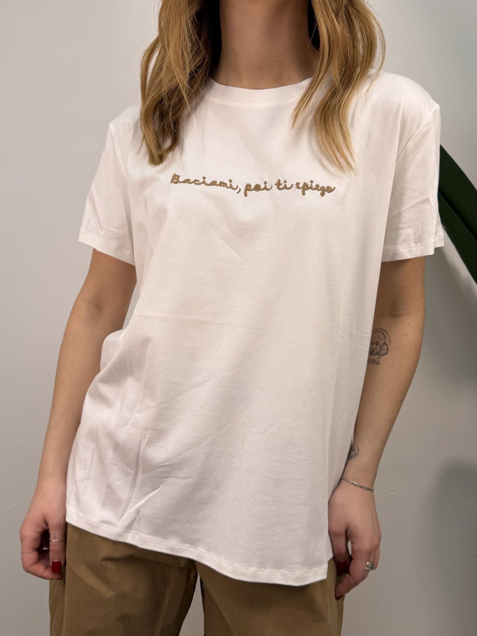 T-Shirt girocollo ricamo "Baciami poi ti spiego" MYD - GiuGiò | Shop online