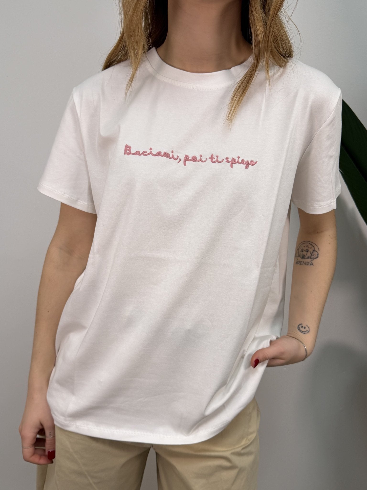 T-Shirt girocollo ricamo "Baciami poi ti spiego" MYD - GiuGiò | Shop online