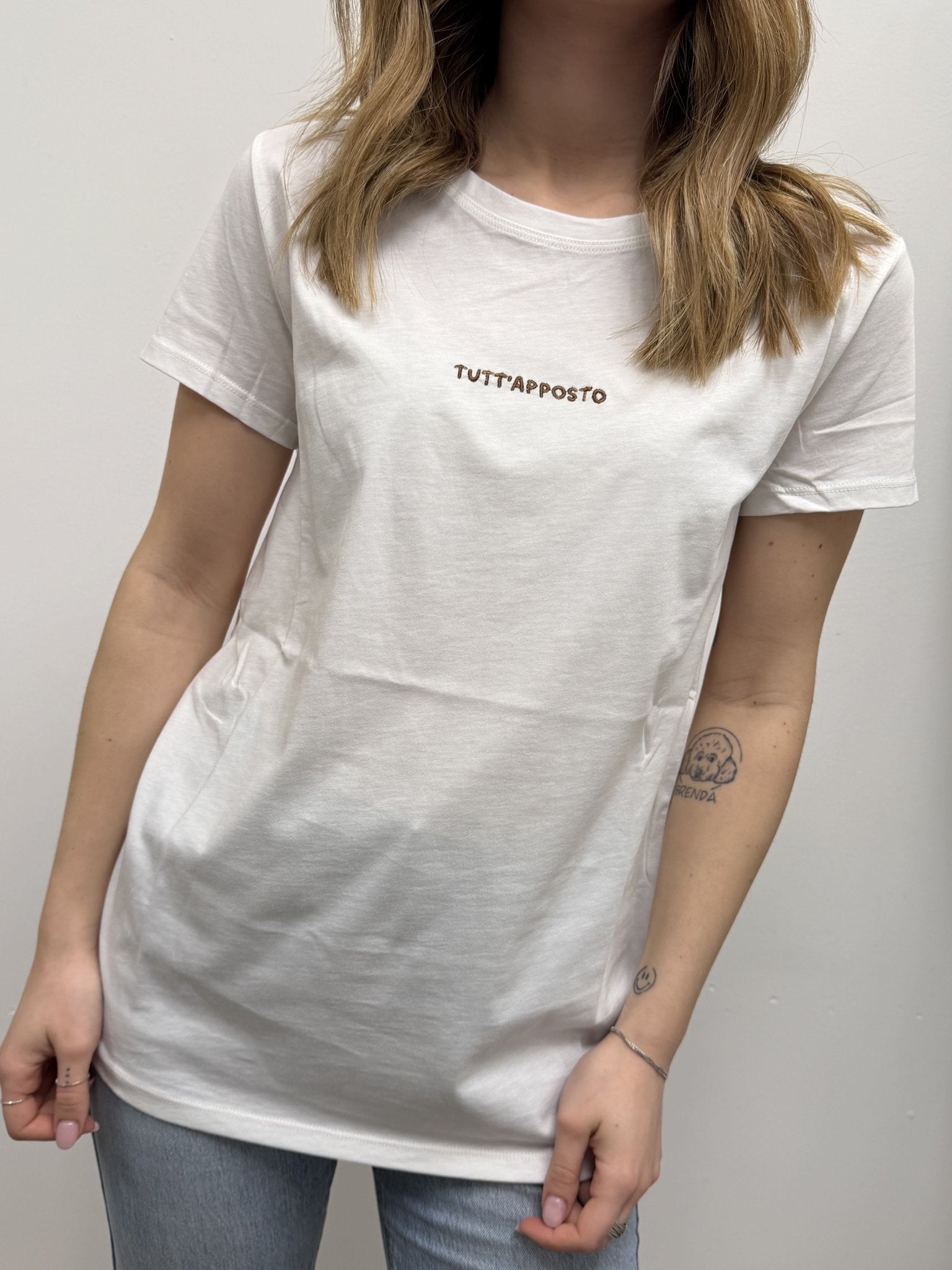 T-shirt girocollo ricamo "Tutt'apposto" VICOLO - GiuGiò | Shop online