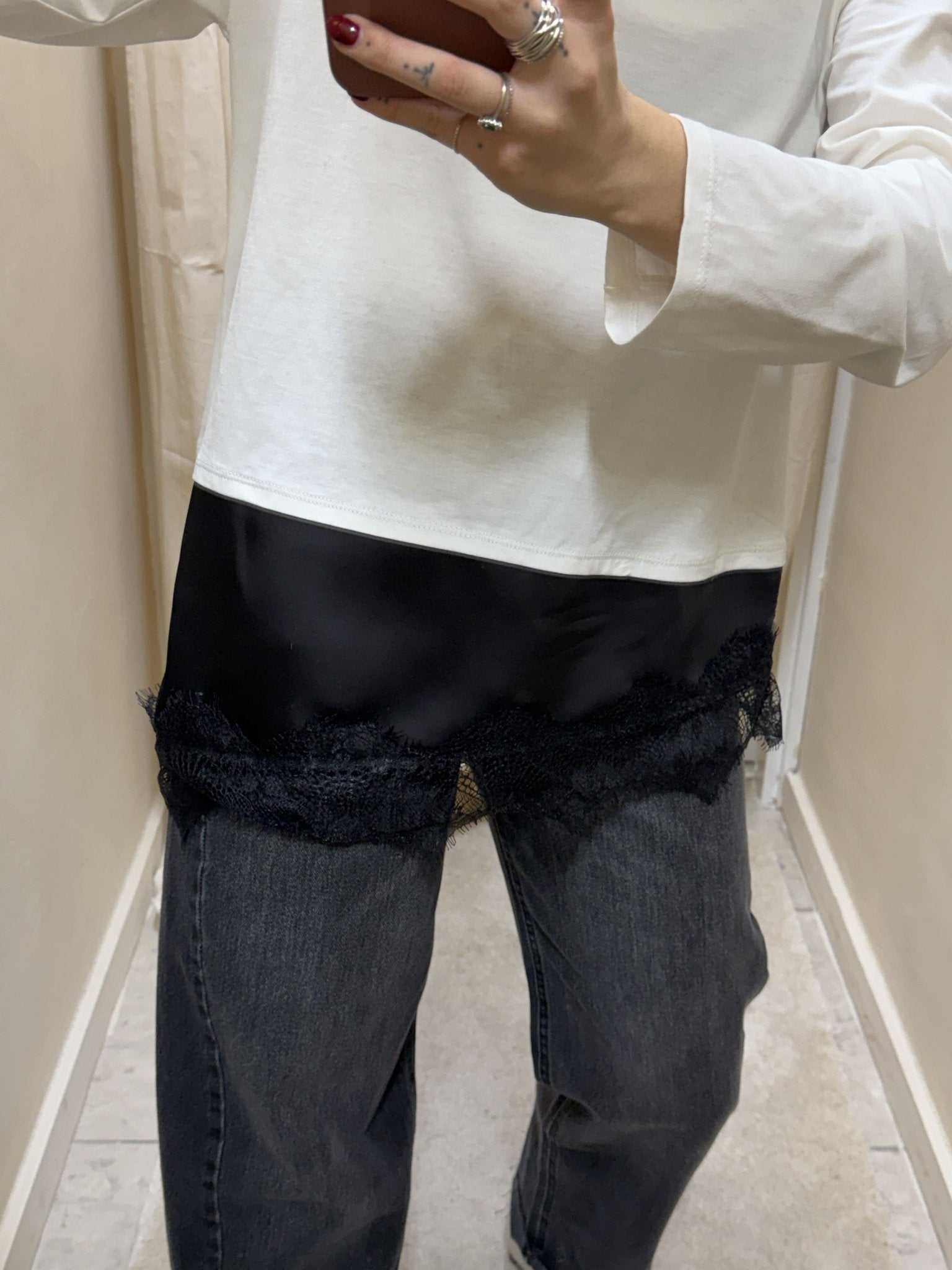 T-shirt in cotone con inserto asimmetrico in raso e pizzo Tensione In - GiuGiò | Shop online